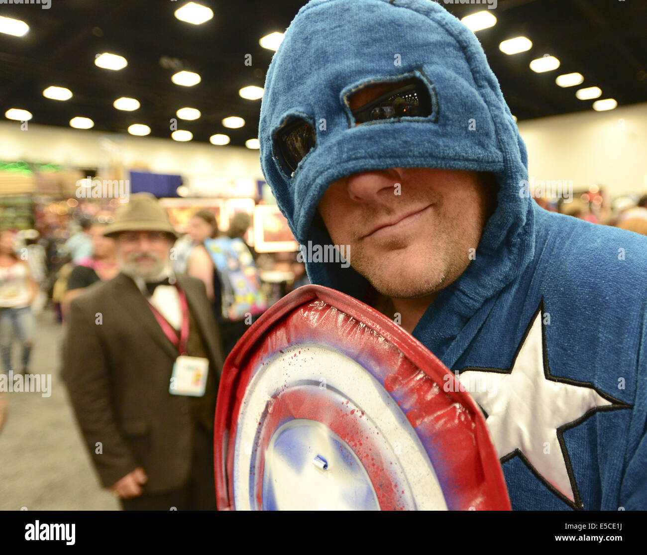 San Diego, Kalifornien, USA. 26. Juli 2014. Südlichen Hillbilly Mr Amerika Superhelden in einem blauen Kapuzen Gewand, klapprigen Schild in enger up---die 40th Annual 2014 Comic-Con International weiter Samstag, 26. Juli 2014, in der dritten von vier Tagen im San Diego Convention Center. Die jährliche Veranstaltung, die größte ihrer Art, bringt rund 150.000 Sci-Fi, Anime, Horror, Cartoon und Gaming-Enthusiasten nach San Diego mit Kreditor anzeigen und Präsentationen sowie Podiumsdiskussionen sowie Promi-Auftritte für Autogrammstunden und Vorträge zu feiern. (Kredit-Bild: © David Bro/ZUMA W Stockfoto