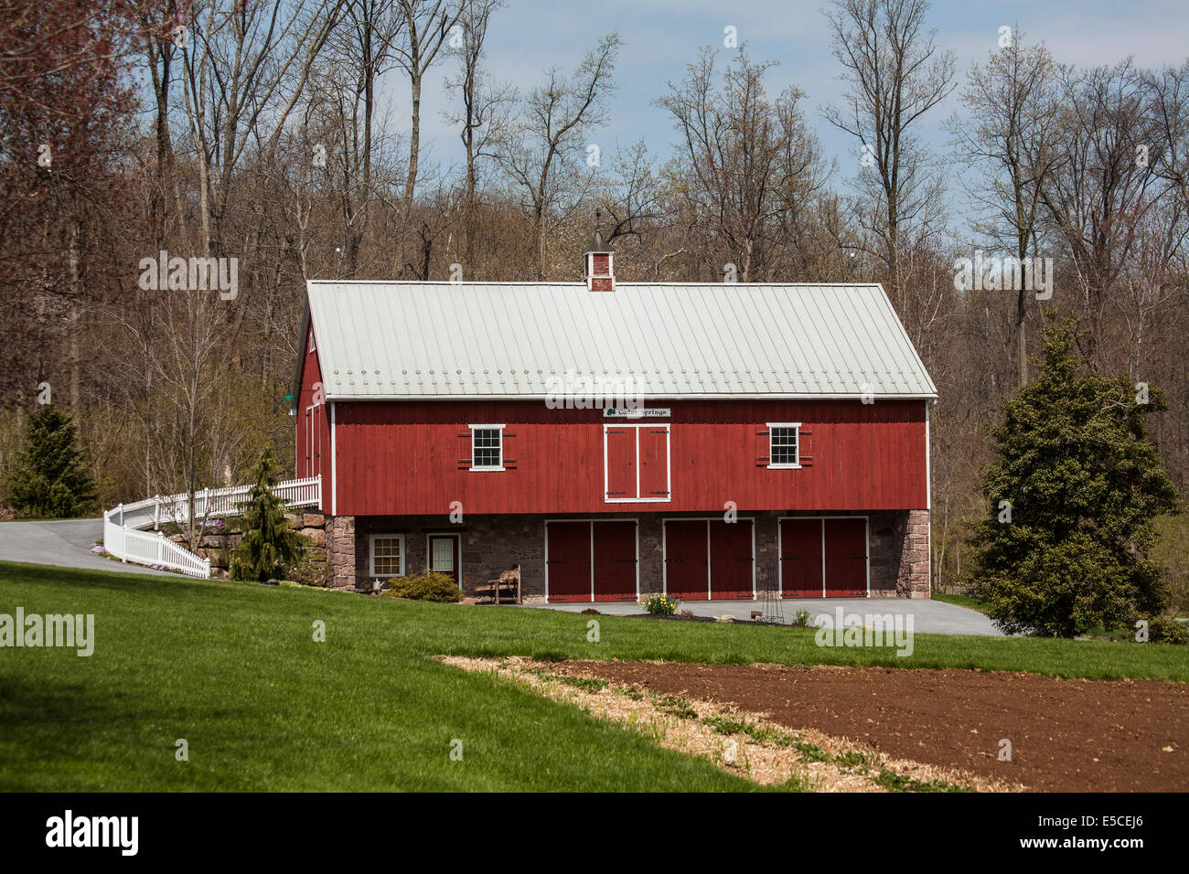 Amish Farmlandschaft Szene einer alten roten Scheune auf einer Farmszene in Lancaster County, Pennsylvania, Pennsylvania, USA Farmland amerikanische Scheunenquelle Stockfoto