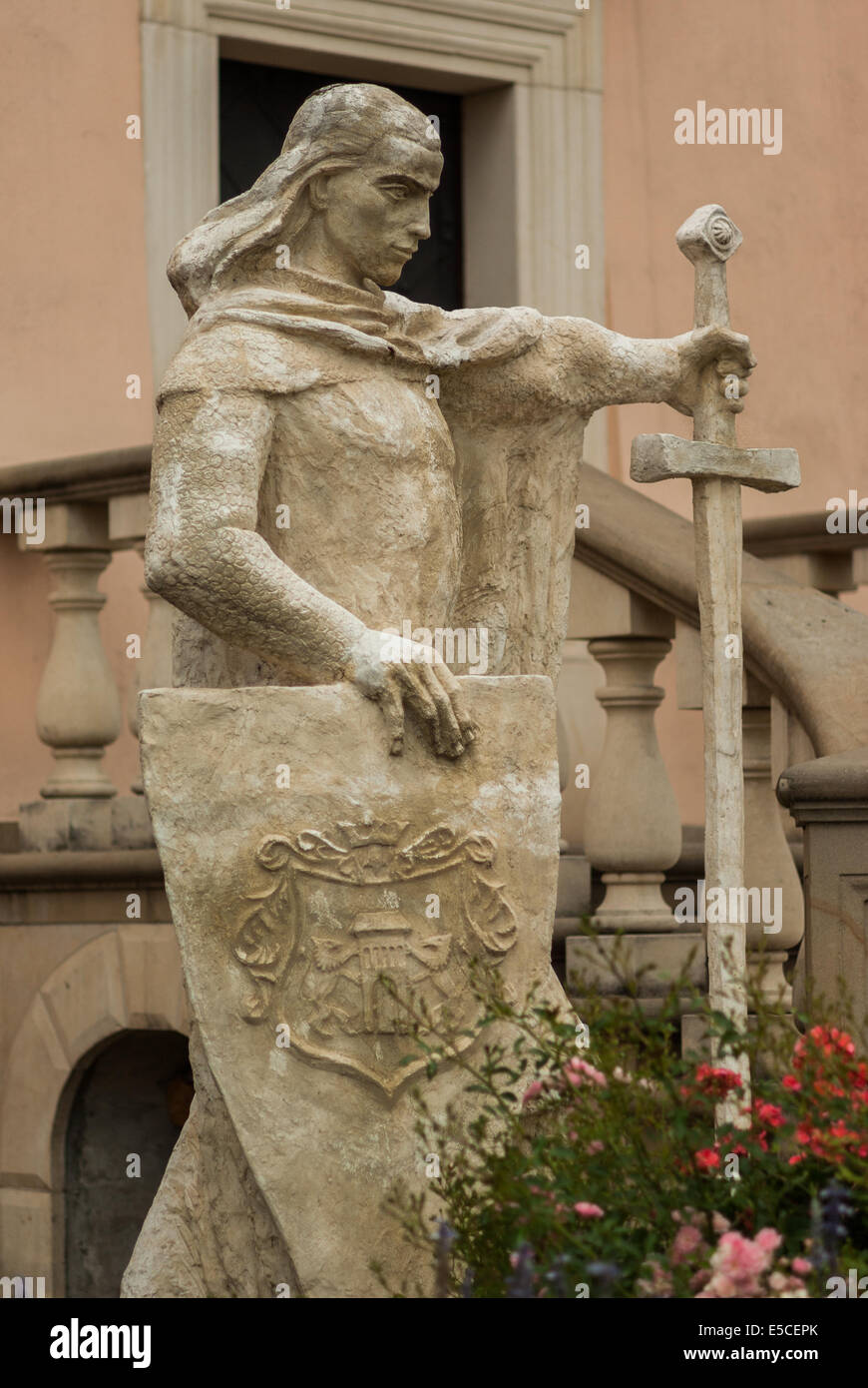 Einer der Ritter Statuen bewacht den Seiteneingang, das königliche Schloss, Niepolomice, Südliches Polen Stockfoto