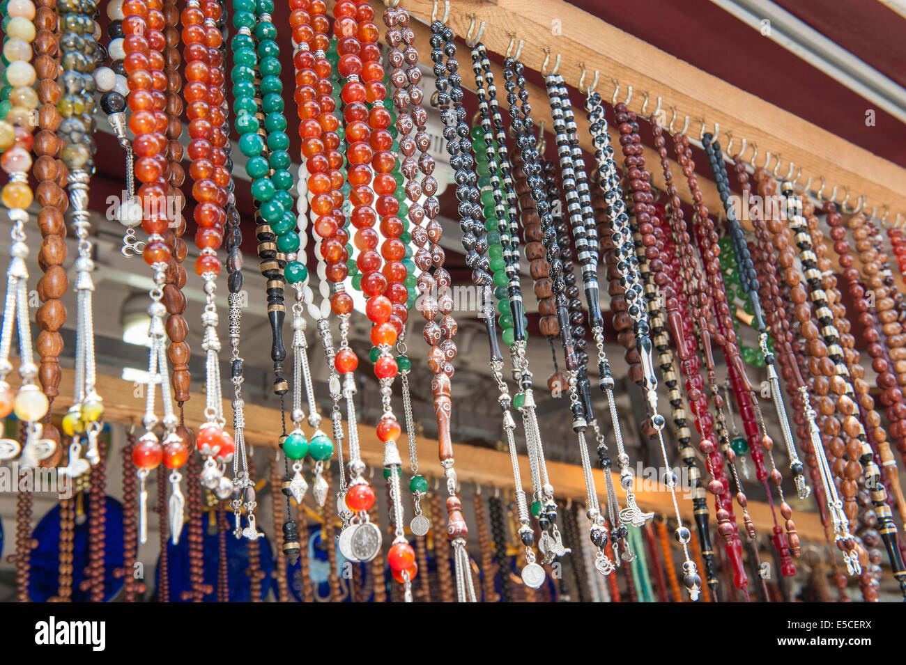 Kunstvolle farbige Stein Schmuck hängen in Reihe am Marktstand Stockfoto