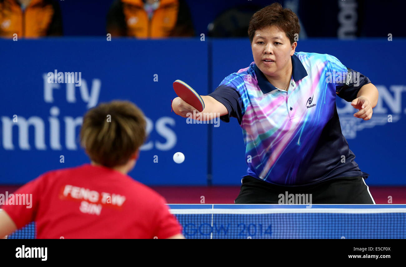 Glasgow, Schottland. 27. Juli 2014. Malaysias Beh Lee Wei konkurriert am 27. Juli 2014 während der Frauen-Team-Finale Tischtennis gegen Feng Tianwei von Singapur bei den 2014 Glasgow Commonwealth Games in Scotstoun Sport Campus in Glasgow, Schottland. Beh Lee Wei verloren das Spiel 0-3. Bildnachweis: Han Yan/Xinhua/Alamy Live-Nachrichten Stockfoto