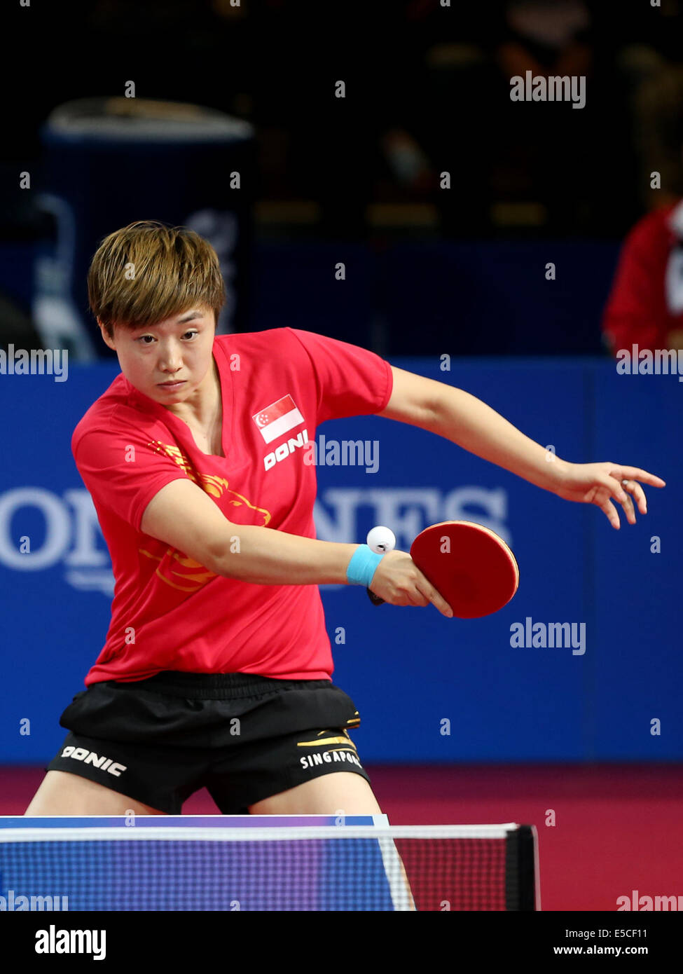 Glasgow, Schottland. 27. Juli 2014. Feng Tianwei von Singapur konkurriert am 27. Juli 2014 während der Frauen-Team-Finale Tischtennis gegen Malaysias Beh Lee Wei bei den 2014 Glasgow Commonwealth Games in Scotstoun Sport Campus in Glasgow, Schottland. Feng Beh Lee Wei 3: 0 besiegt und Singapur gewann die Goldmedaille durch einen 3: 0-Sieg. Bildnachweis: Han Yan/Xinhua/Alamy Live-Nachrichten Stockfoto