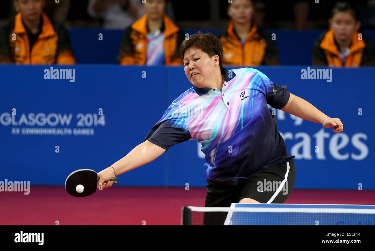 Glasgow, Schottland. 27. Juli 2014. Malaysias Beh Lee Wei konkurriert am 27. Juli 2014 während der Frauen-Team-Finale Tischtennis gegen Feng Tianwei von Singapur bei den 2014 Glasgow Commonwealth Games in Scotstoun Sport Campus in Glasgow, Schottland. Beh Lee Wei verloren das Spiel 0-3. Bildnachweis: Han Yan/Xinhua/Alamy Live-Nachrichten Stockfoto