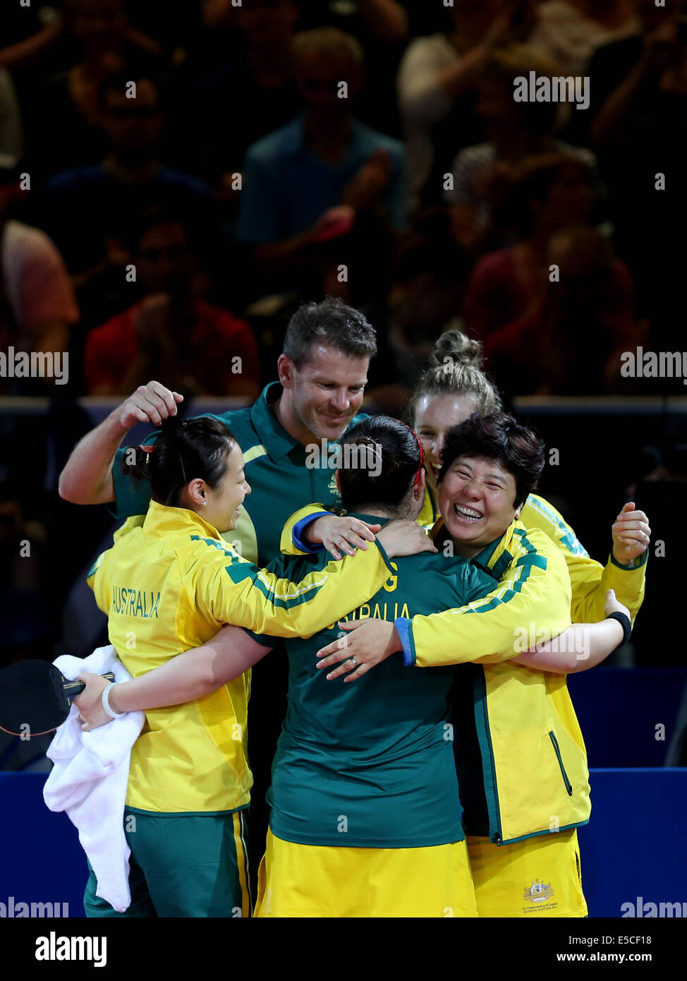 Glasgow, Schottland. 27. Juli 2014. Spieler von Australien feiern ihre Vicoty über Indien nach dem Gewinn der Frauen Team Bronzemedaille Match Tischtennis bei den 2014 Glasgow Commonwealth Games in Scotstoun Sport Campus in Glasgow, Schottland am 27. Juli 2014. Australien besiegte Indien 3: 1 und gewann die Bronzemedaille. Bildnachweis: Han Yan/Xinhua/Alamy Live-Nachrichten Stockfoto