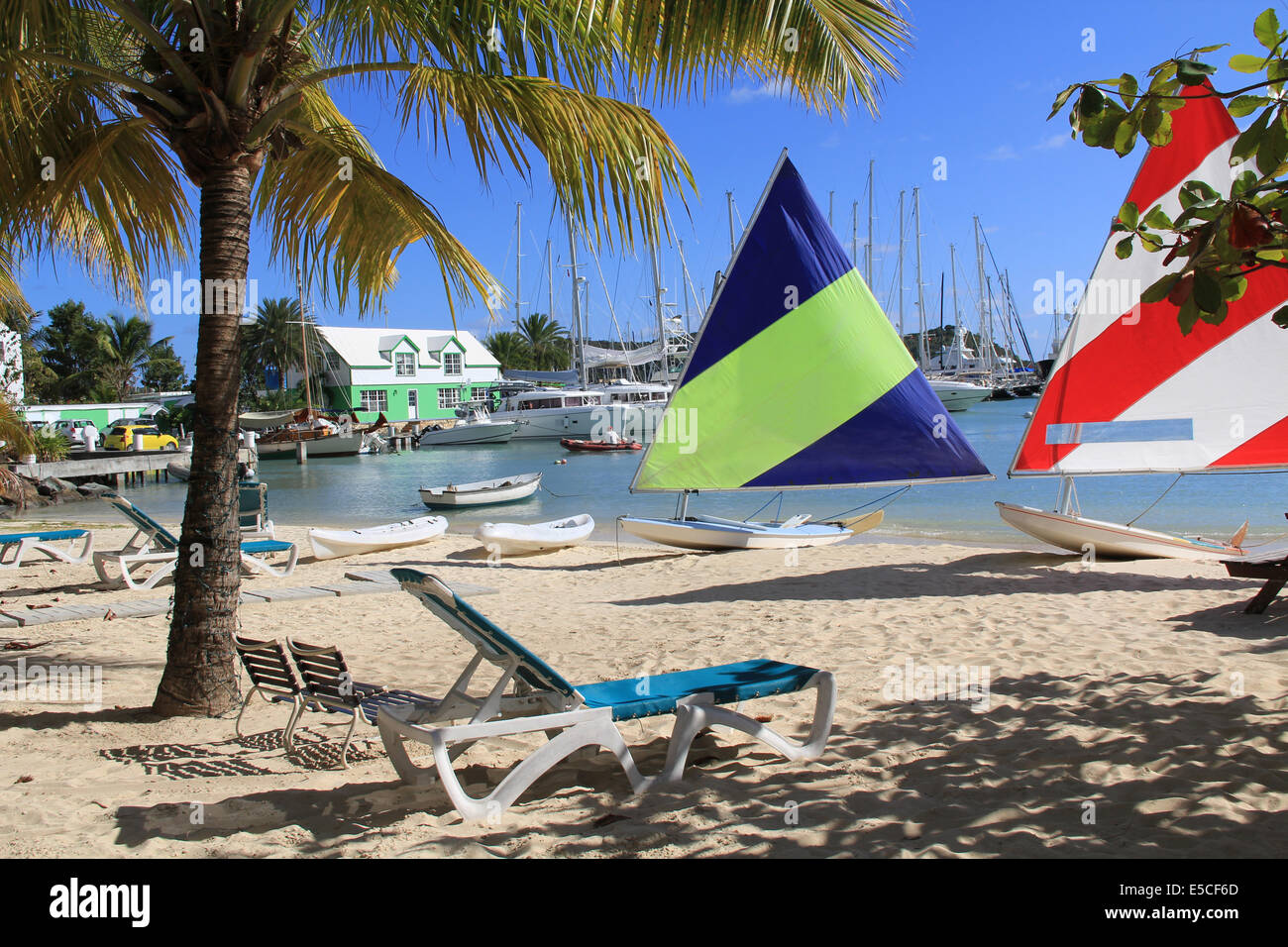 Windsurfen Boards sitzen auf einem hoteleigenen Strand in der Nähe von Falmouth Harbour Marina in Antigua Barbuda. Stockfoto