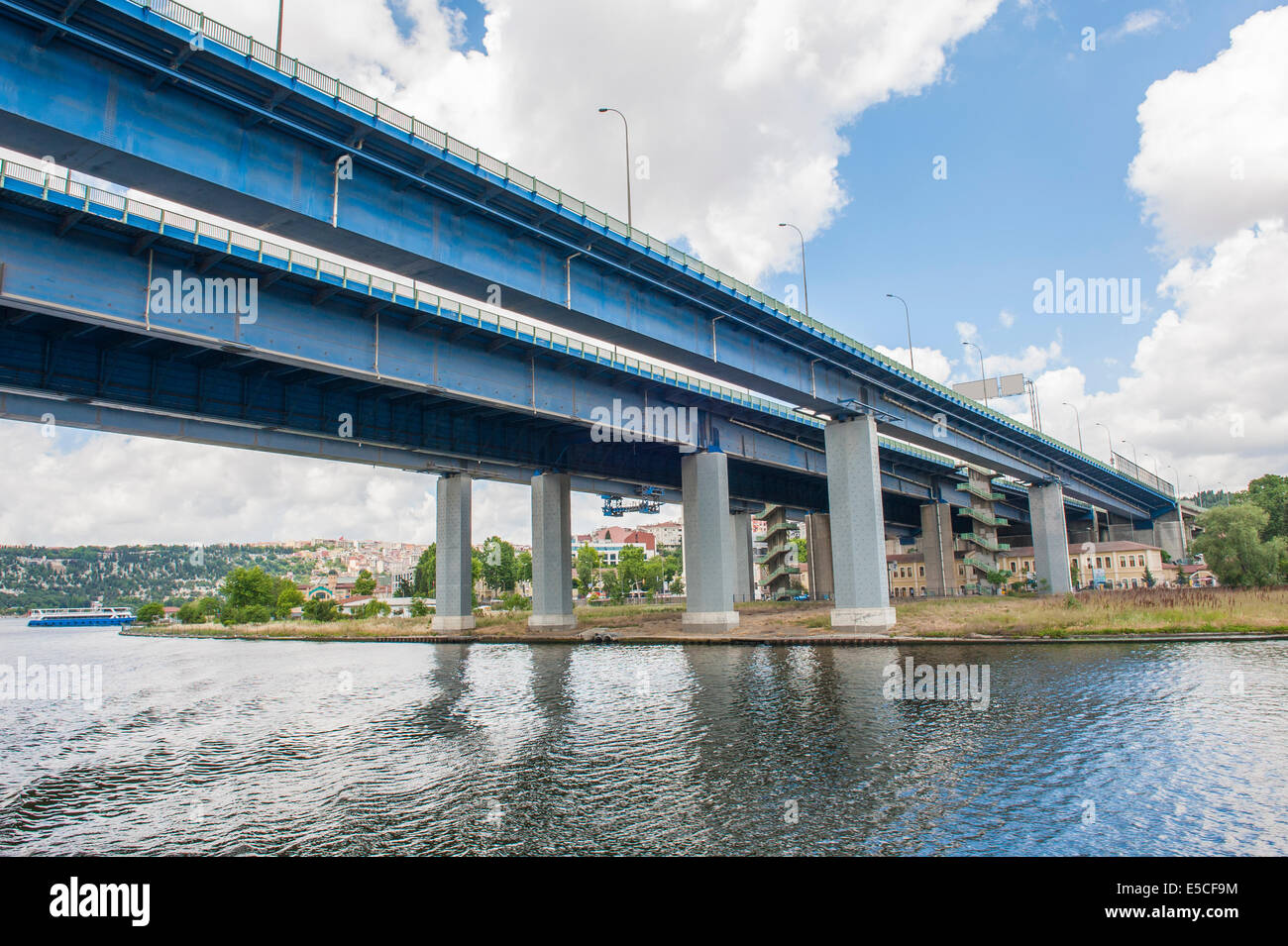 Großen Atatürk Straßenbrücke über den Bosporus in Istanbul Türkei Stockfoto