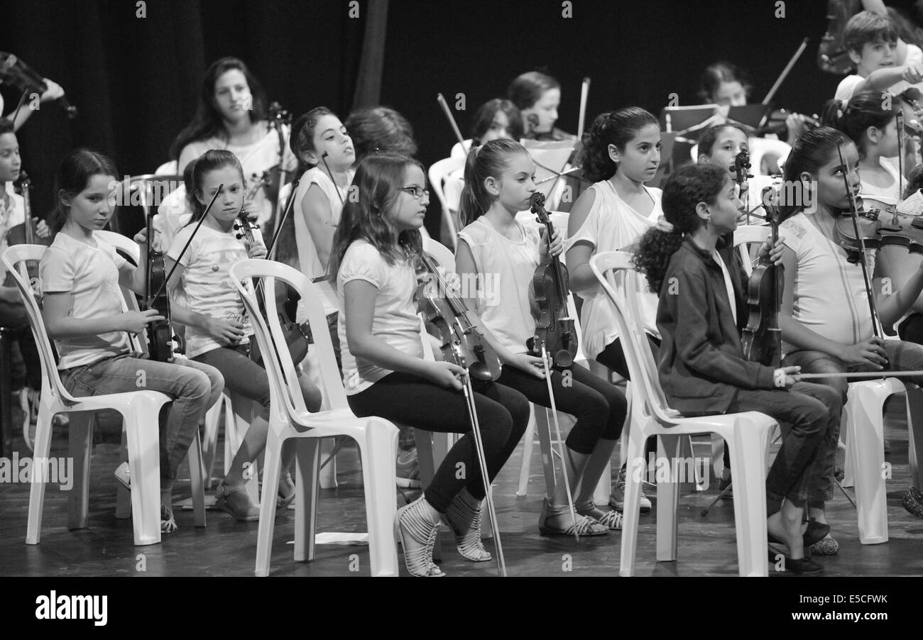 Junge Studenten führen am Eshkol Regional Council. Philharmonischen Konzert bestehend aus Schülern ab der 3. Klasse Gymnasium Stockfoto