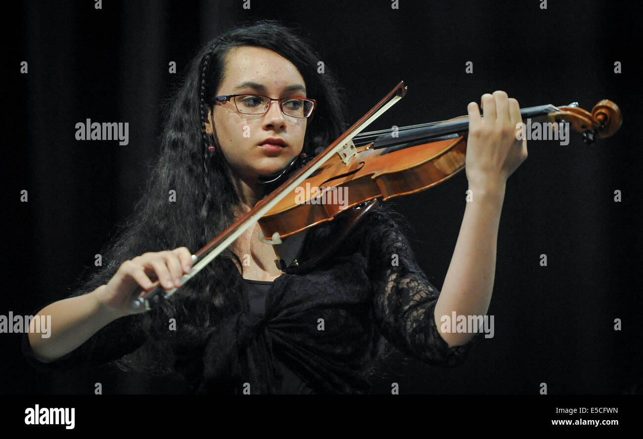 Ein junger Student tritt Solo am Eshkol Regional Council in einem Konzert, bestehend aus Schülern ab der 3. Klasse Gymnasium Stockfoto