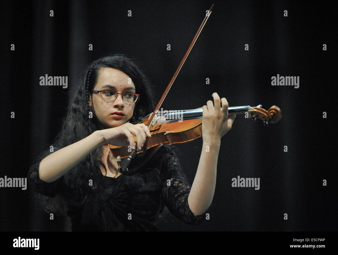 Ein junger Student tritt Solo am Eshkol Regional Council in einem Konzert, bestehend aus Schülern ab der 3. Klasse Gymnasium Stockfoto