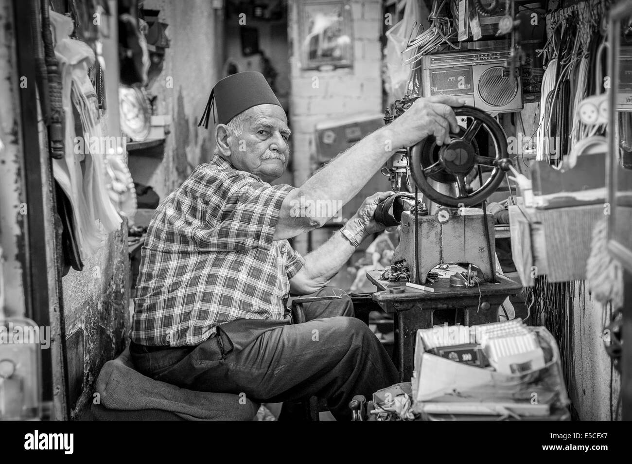 Die letzten Arbeiten Schuster in seinem Laden am alten Markt in Nazareth, Israel Stockfoto