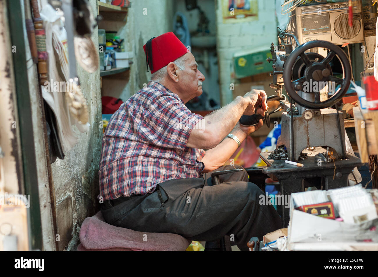 Die letzten Arbeiten Schuster in seinem Laden am alten Markt in Nazareth, Israel Stockfoto