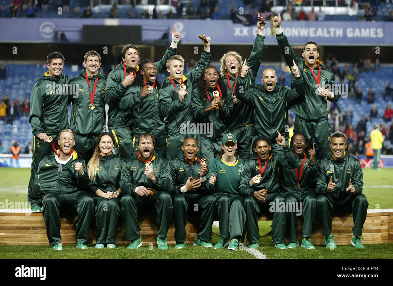 Glasgow, Vereinigtes Königreich. 27. Juli 2014. Team-Mitglieder von Südafrika posieren mit Medaillen nach die goldene Medal match der Herren Rugby Sevens tagsüber 4 der Glasgow 2014 Commonwealth Games im Ibrox Stadium in Glasgow, Schottland, Großbritannien, am 27. Juli 2014. South African gewann den Titel gegen Neuseeland in die Goldmedaille Spiel mit 17-12. Bildnachweis: Wang Lili/Xinhua/Alamy Live-Nachrichten Stockfoto