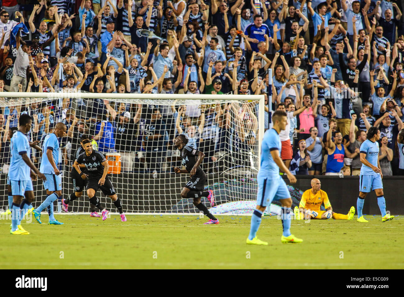 23.07.2014. Kansas City, Kansas, USA - Sporting KC vorwärts C.J. Sapong (17) nach seinem Tor in reagiert der 30. Minute. Manchester City FC besiegte Sporting KC 4: 1 in eine internationale Freundschaftsspiele, Champions Schild, Spiel von Sporting Park in Kansas City, Kansas Stockfoto