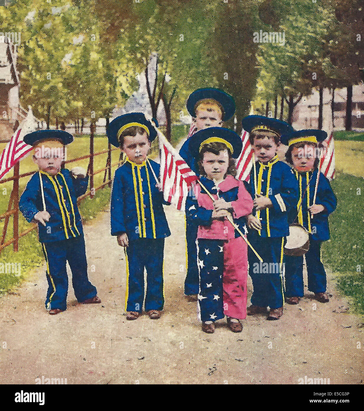 Mutige Jungs in blau, beginnend in Richtung Manila 1898.  Kleine Jungs als Soldaten verkleidet Stockfoto