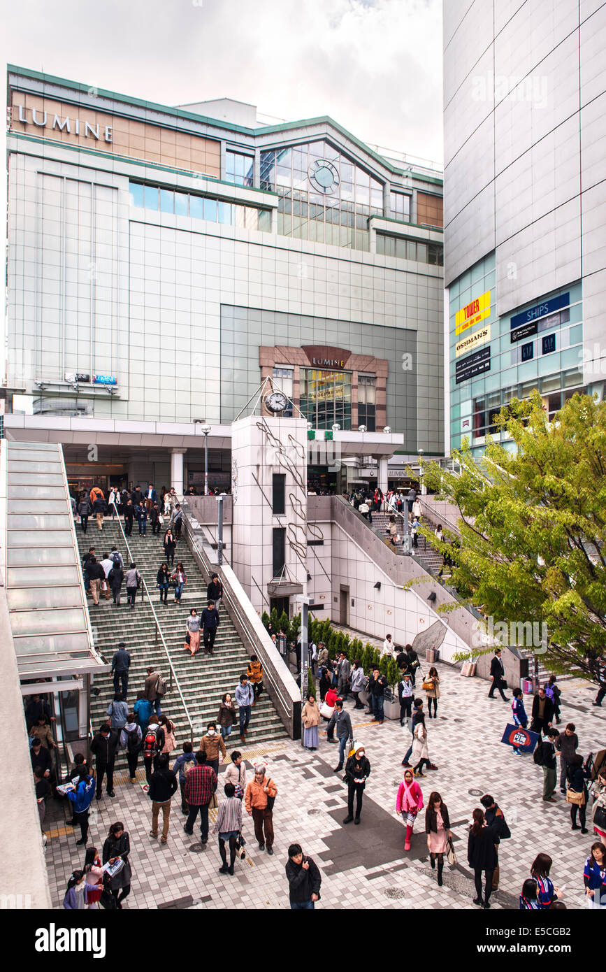 Lumine 2 Shopping Centre und JR-Bahnhof beenden in Shunjuku, Tokio, Japan 2014 Stockfoto