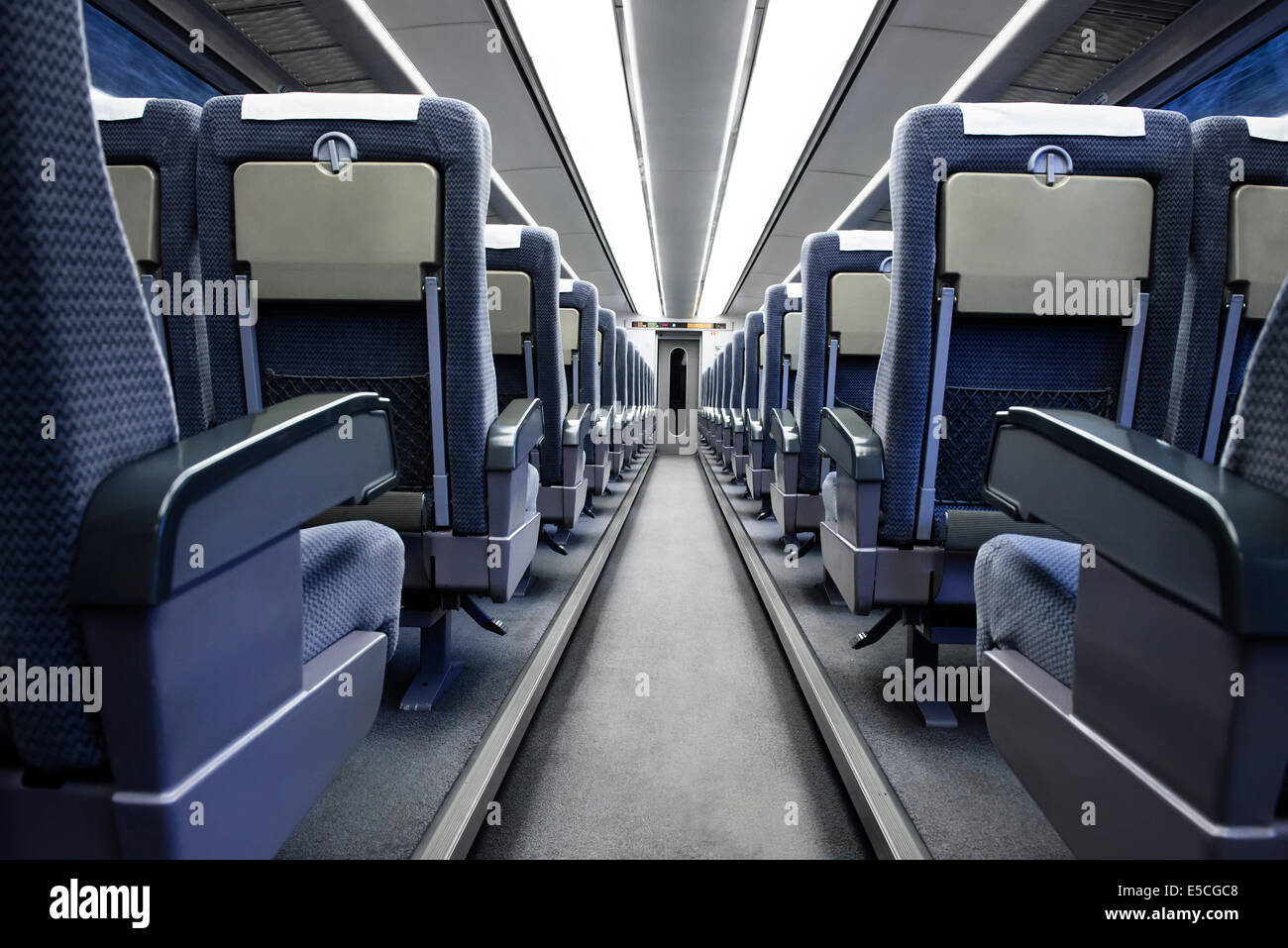 Gang zwischen den Sitzreihen in einem Zug. Japan. Stockfoto