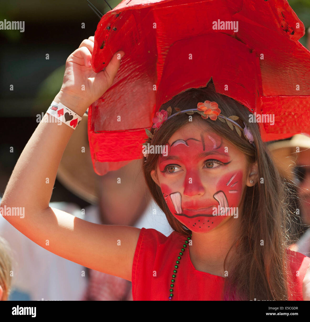 Eine Mädchen mit ihrem Gesicht gemalt in 2014 Summer Solstice Parade, Santa Barbara, Kalifornien Stockfoto