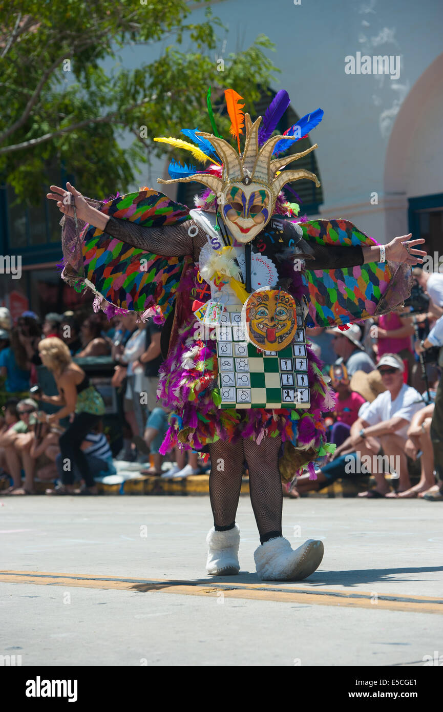 Ein Kostüm mit dem Azteken-Kalender und Priester bei der 2014 Summer Solstice Parade, Santa Barbara, Kalifornien Stockfoto