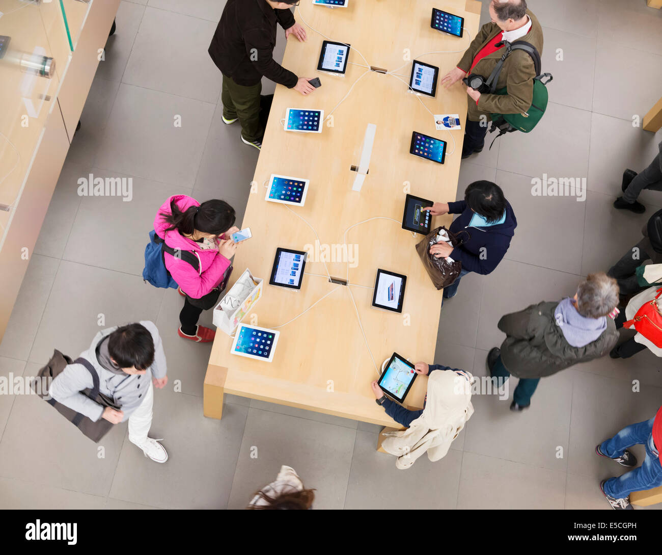 Menschen bei Apple store versucht neue iPads. Ginza, Tokio, Japan 2014. Erhöhte Ansicht. Stockfoto