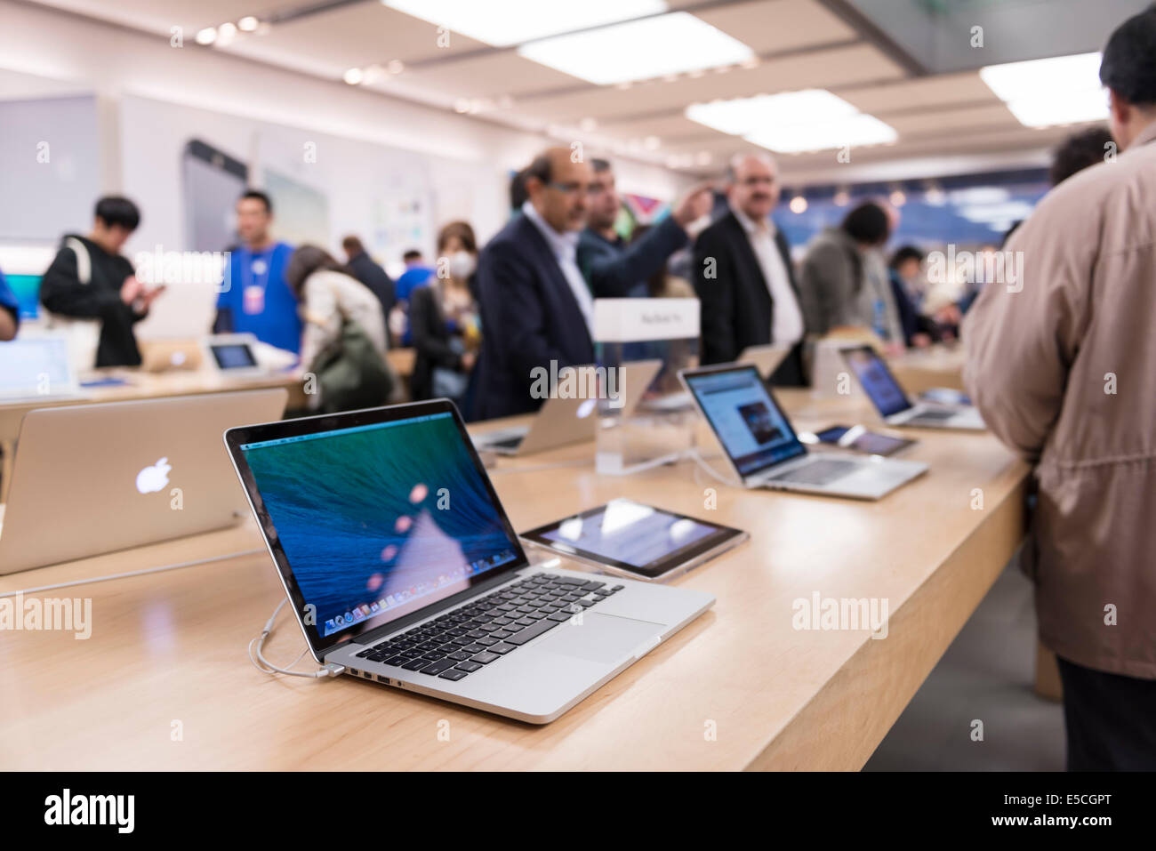 Menschen bei Apple store versucht neue MacBooks Laptop-Computern. Ginza, Tokio, Japan 2014 Stockfoto