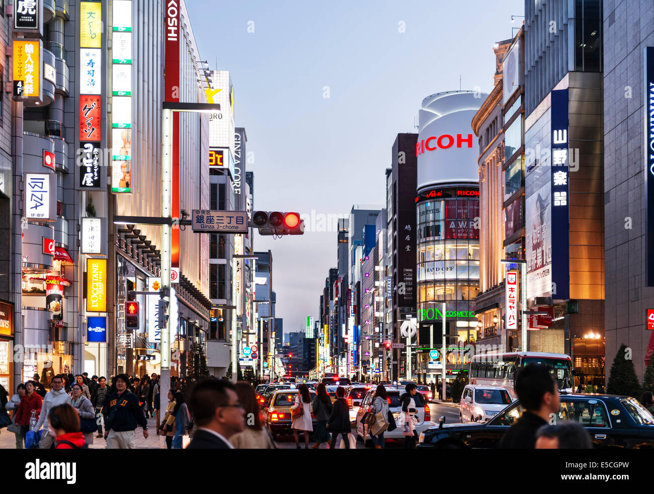 Tokyo City Straßen voller Menschen und Autos in der Abenddämmerung. Ginza, Tokio, Japan 2014 Stockfoto