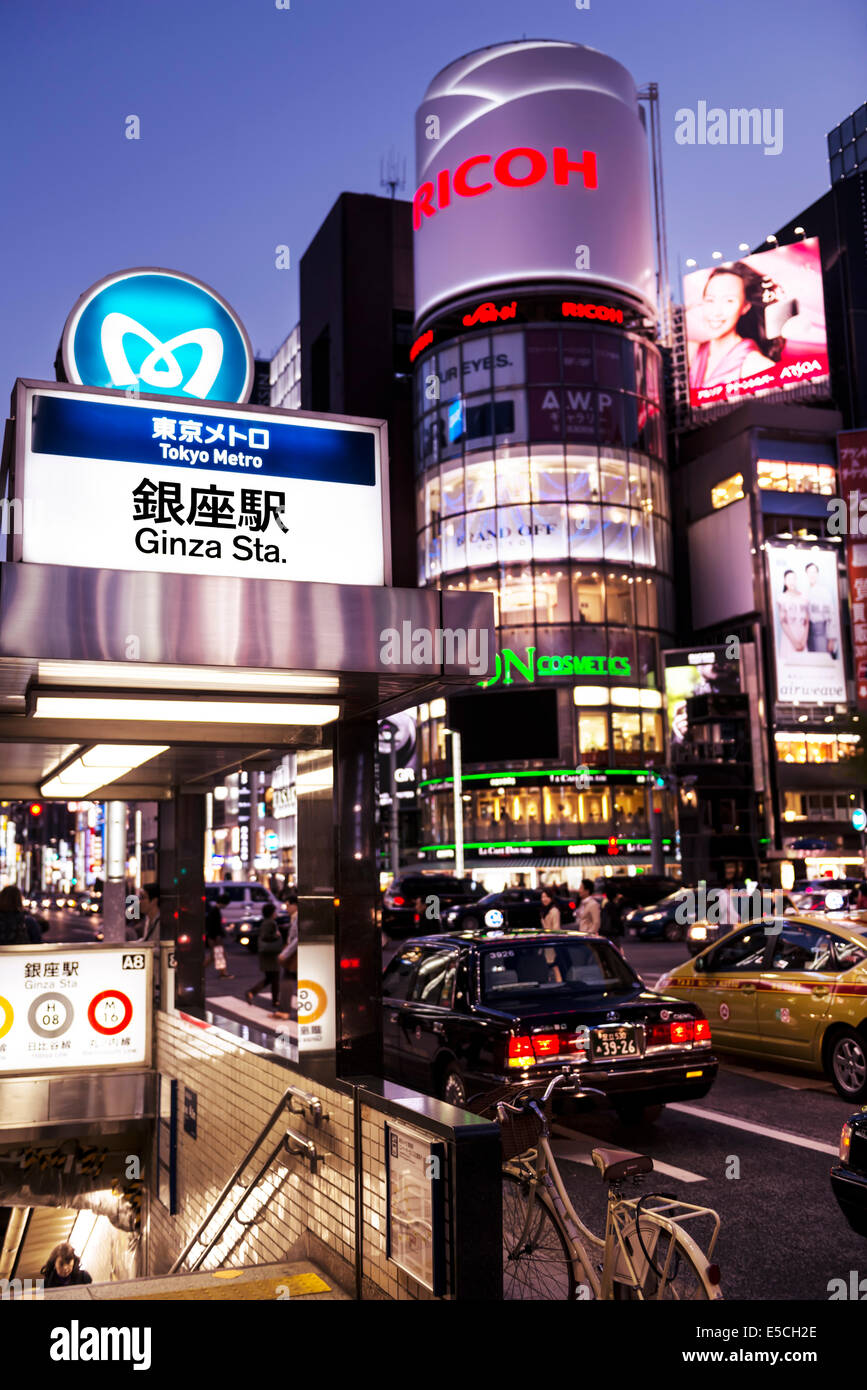 Lizenz verfügbar unter MaximImages.com - Schild am Eingang der U-Bahn-Station Ginza Tokyo bei Nacht. Ginza, Tokio, Japan Stockfoto