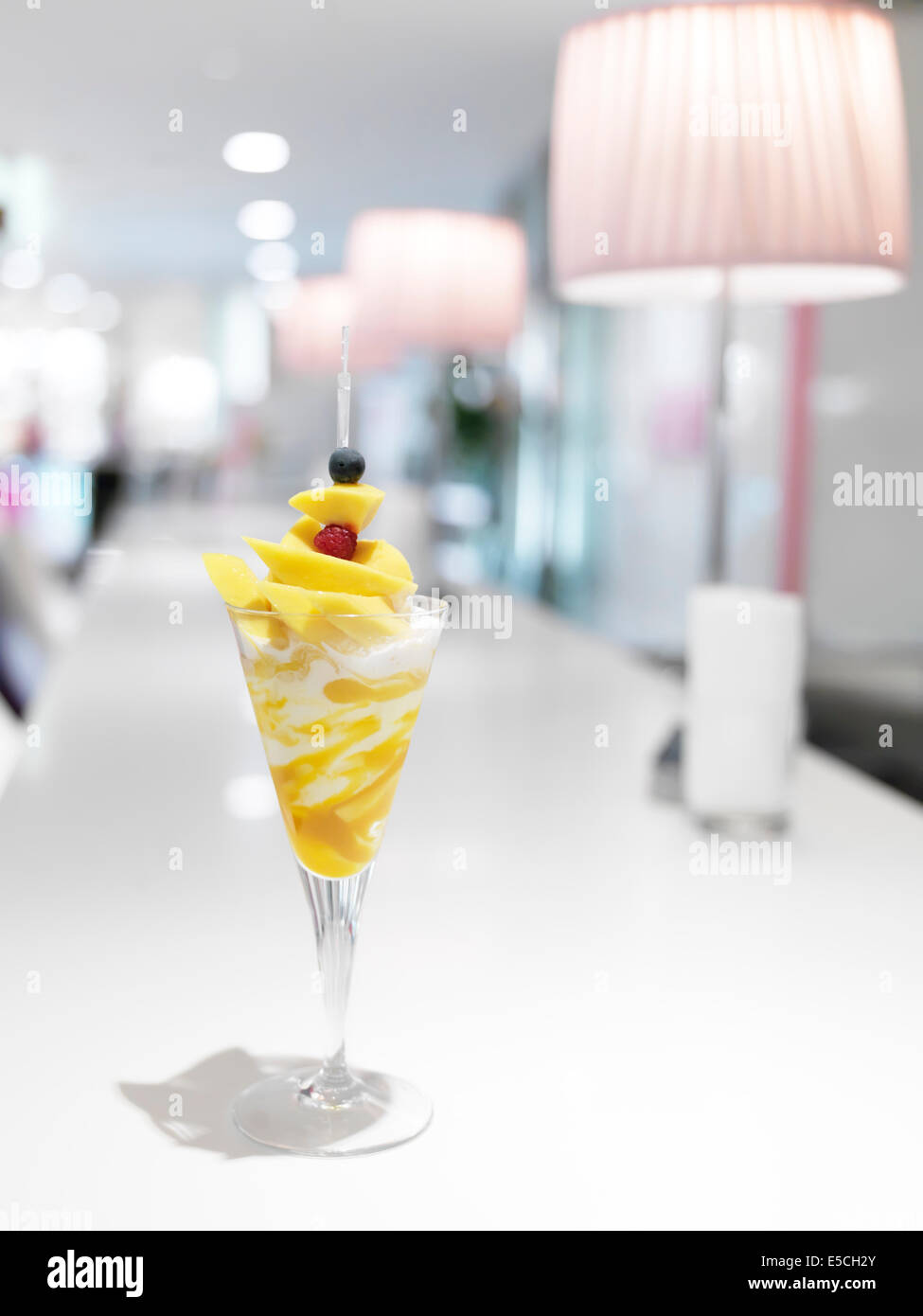 Eis und Mango-Parfait auf eine Café-Tisch in Japan Stockfoto
