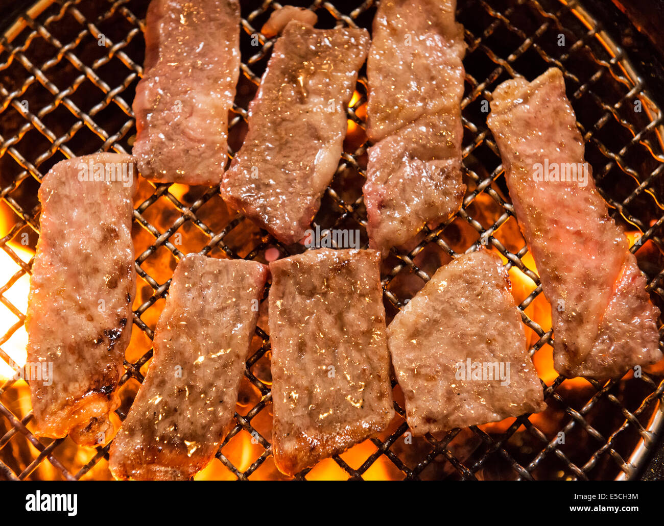 Closeup Yakiniku grill japanischen Grill Rindfleisch gekocht wird am Feuer bei einem japanischen Restaurant. Stockfoto