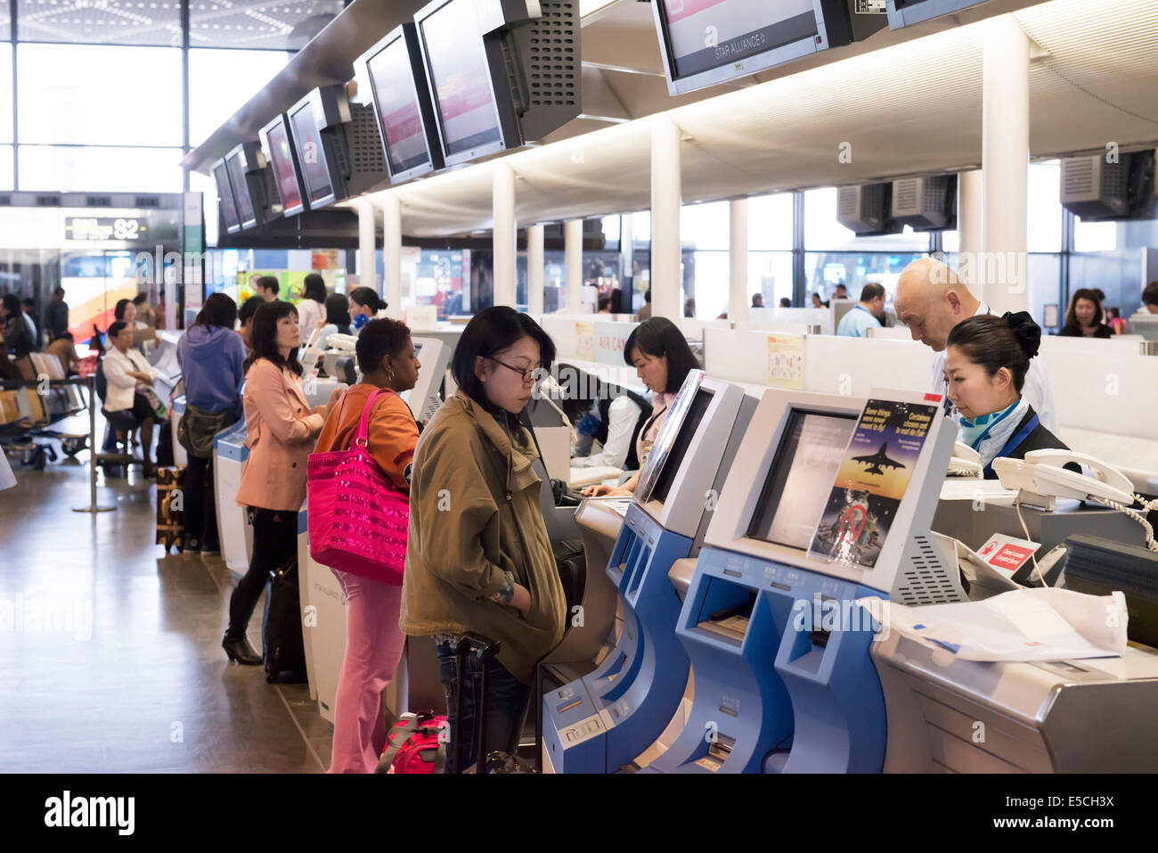 Menschen bei Air Canada Check-in Schalter der Narita International Airport in Japan Stockfoto