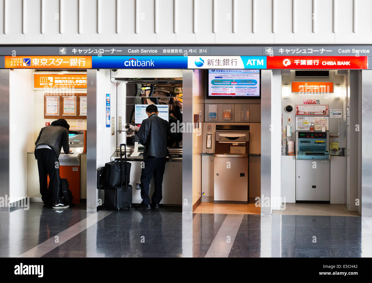 Menschen mit Geldautomaten am Flughafen Narita in Japan Stockfoto