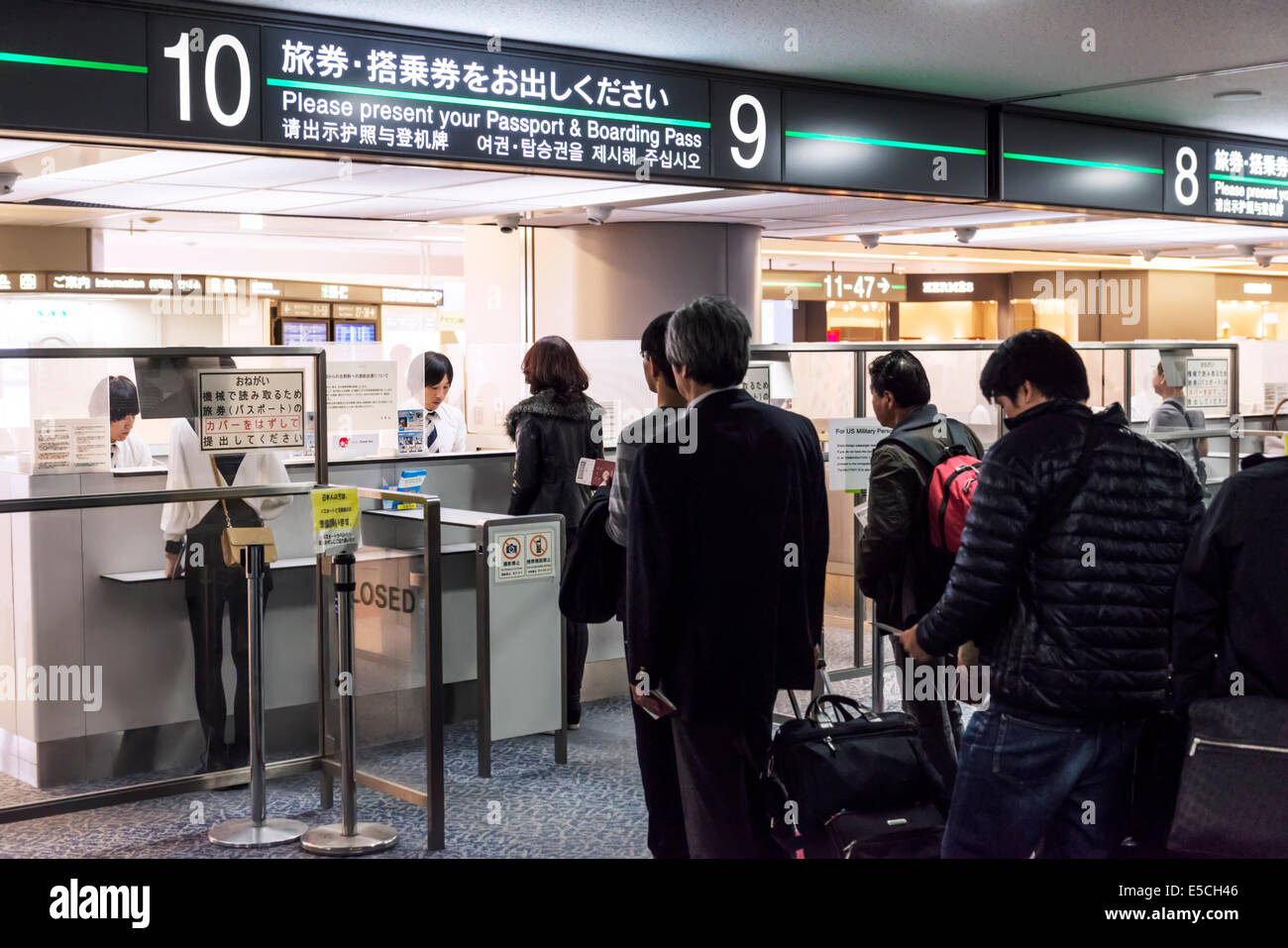Menschen bei der Sicherheitskontrolle Pass aufgereiht überprüfen Zähler. Der internationale Flughafen Narita, Japan. Stockfoto