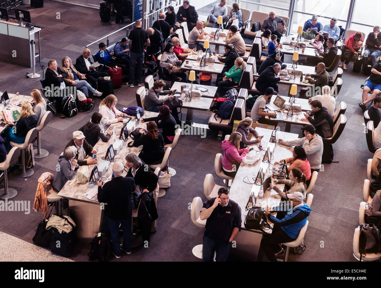 Menschen warten auf ihren Flug am Toronto Pearson International Airport, Kanada 2014 Stockfoto