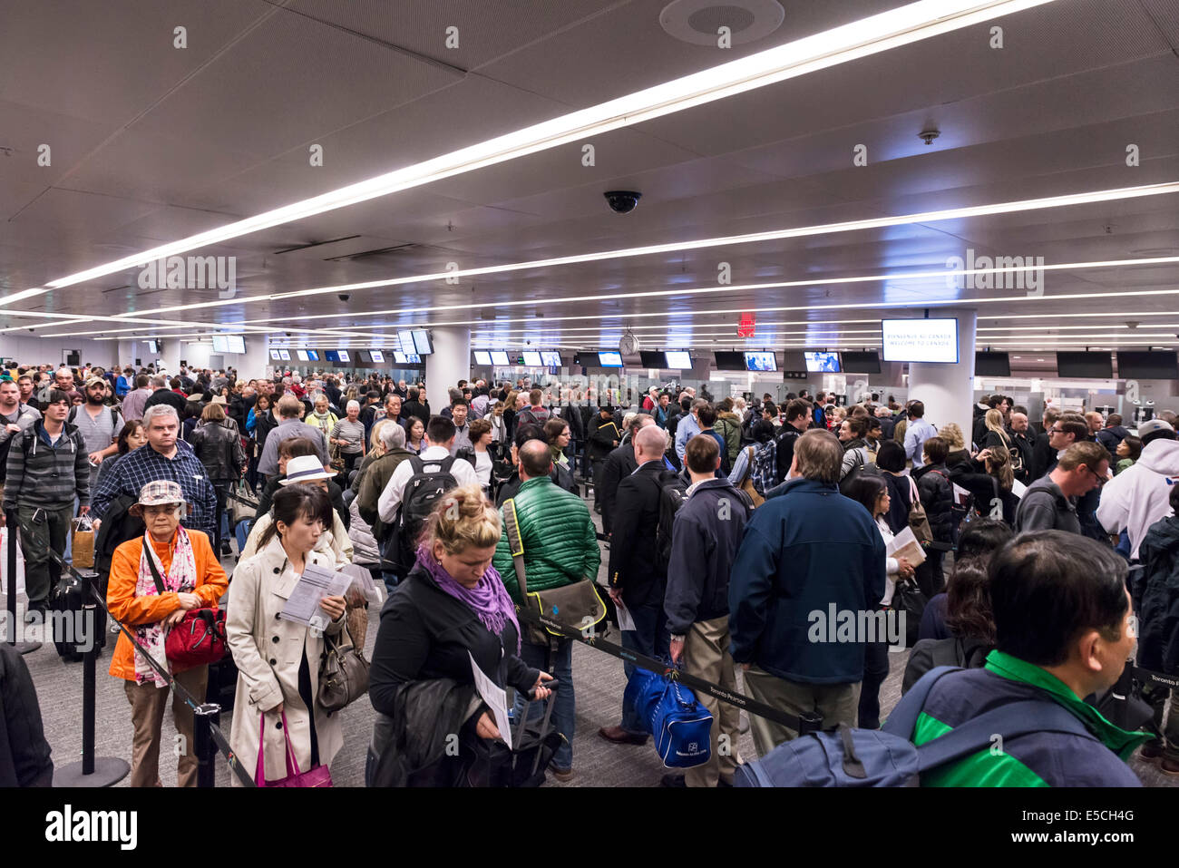 Überfüllt mit Menschen Toronto Pearson internationaler Flughafen Ankünfte, Kanada 2014 Stockfoto