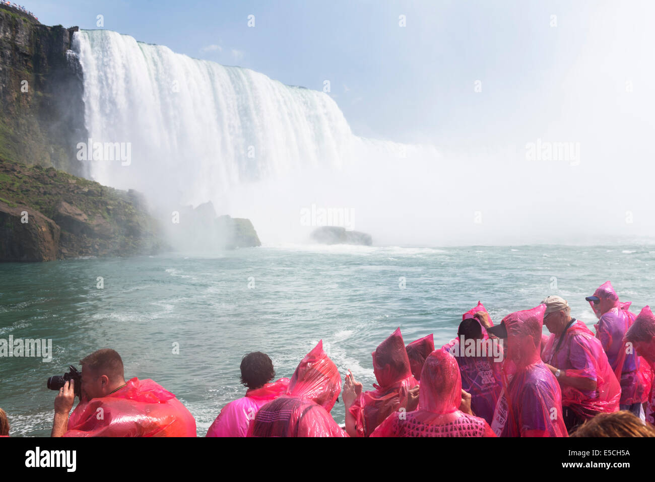 Niagarafälle-Bootsfahrt. Hornblower Niagara Kreuzfahrten, Ontario, Kanada 2014. Stockfoto