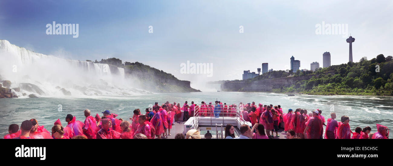 Personen auf einem Schiff fahren an den Niagarafällen. Panorama. Hornblower Niagara Kreuzfahrten, Ontario, Kanada 2014. Stockfoto