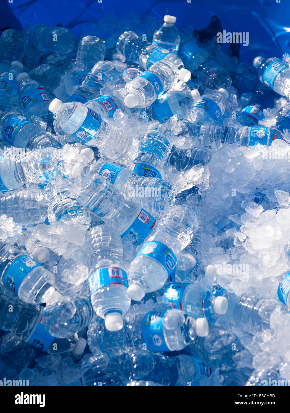 Flasche Wasser auf dem Eis an einem Marathon Rennen Ziellinie Stockfoto