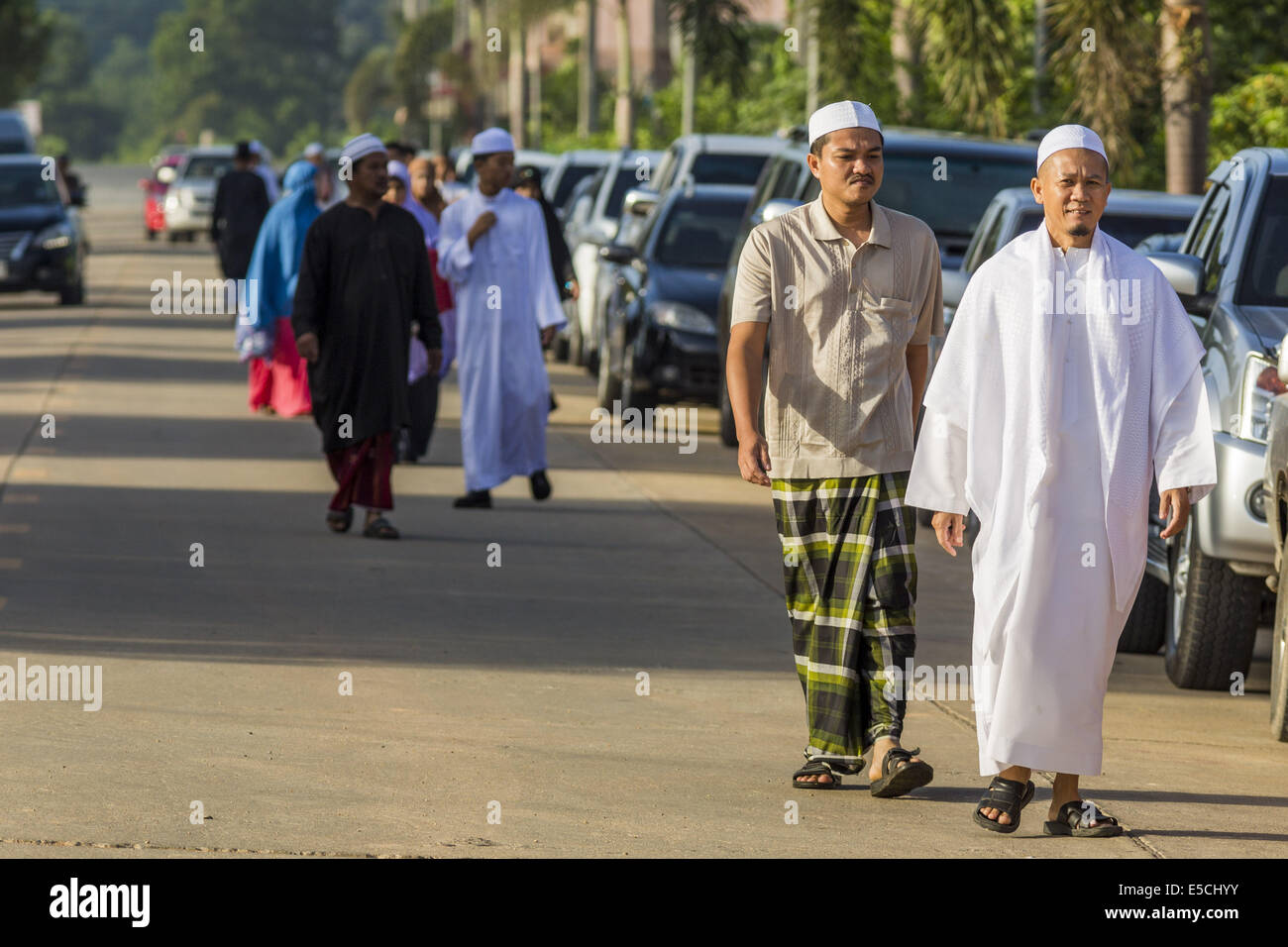 Khlong Hae, Songkhla, Thailand. 28. Juli 2014. Männer gehen in Eid al-Fitr-Services in Songkhla Zentralmoschee in Songkhla Provinz von Thailand. Eid al-Fitr ist auch genannt fest brechen das Fasten, das Zucker fest, Bayram (Bajram), Sweet-Festival und die weniger Eid, ist ein wichtiger muslimischen Feiertag, der markiert das Ende des Ramadan, der islamische heilige Monat des Fastens. Bildnachweis: Jack Kurtz/ZUMA Draht/Alamy Live-Nachrichten Stockfoto