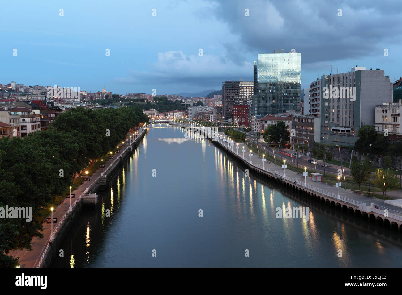 Fluss Nervion in der Stadt von Bilbao in der Abenddämmerung. Provinz von Biskaya, Spanien Stockfoto