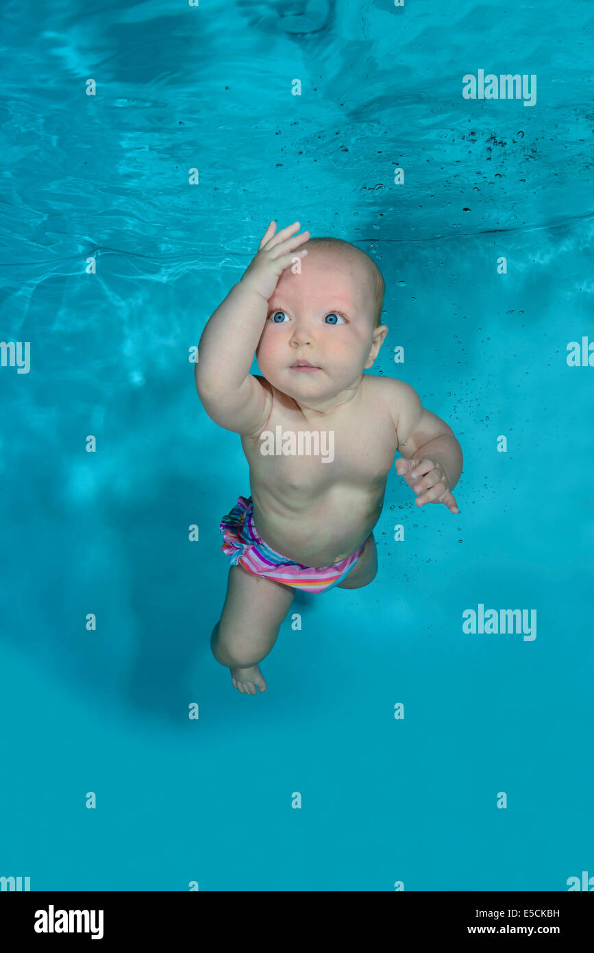 Babyswimming, Baby, Tauchen unter Wasser im Pool Stockfoto