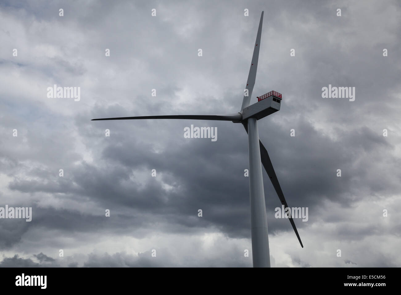 Eine Windkraftanlage auf dem Gwynt y Mor-Windpark vor der Küste Nord-Wales während der Bauphase im Jahr 2014. Stockfoto