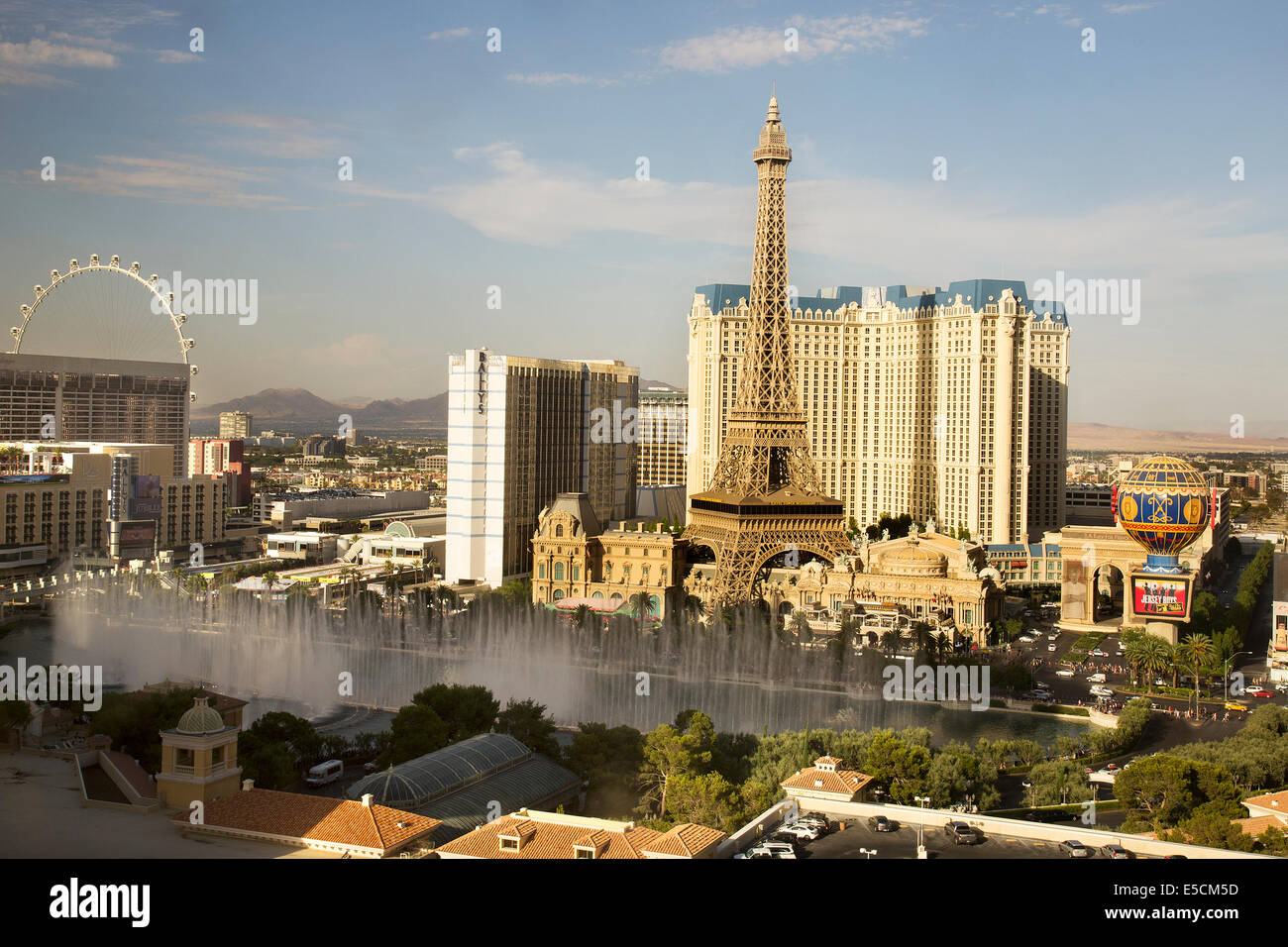 Das Eiffel Tower Restaurant im Paris Hotel und Casino Bellagio Fountains am Las Vegas Strip in Paradies, Nevada. Stockfoto