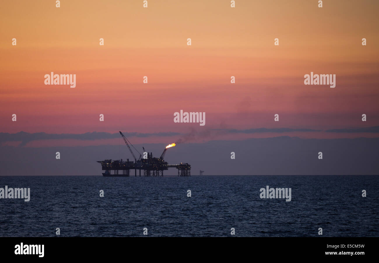 Die Fackel des Douglas Plattform Complex von Gwynt y Mor-Windpark vor der Küste Nord-Wales gesehen. Stockfoto