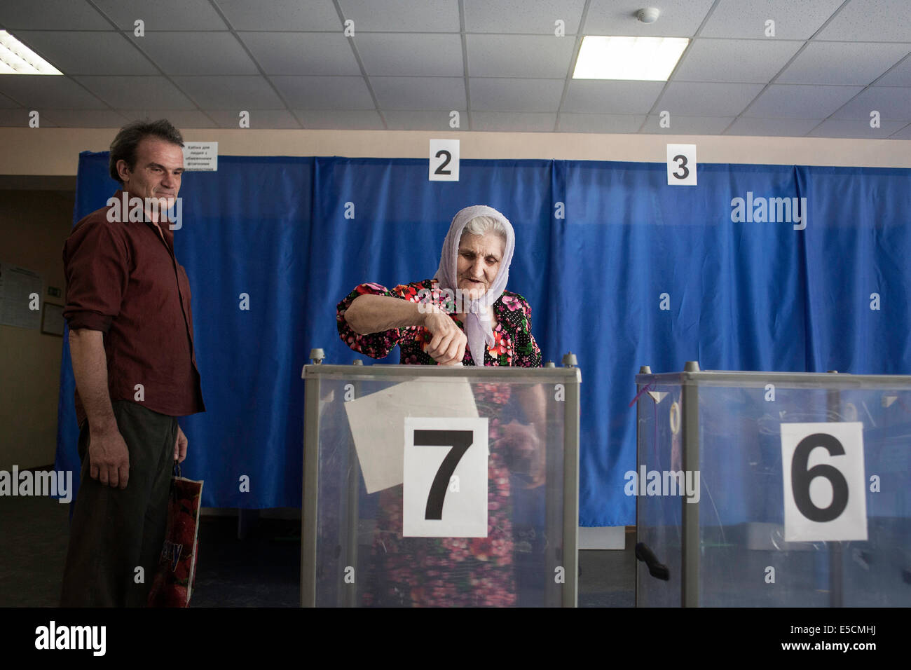 Ältere Frau an der Wahlurne, Wahltag in einer der wenigen Orte, wo die Wahllokale geöffnet, waren, Krasnoarmijsk, Ukraine Stockfoto
