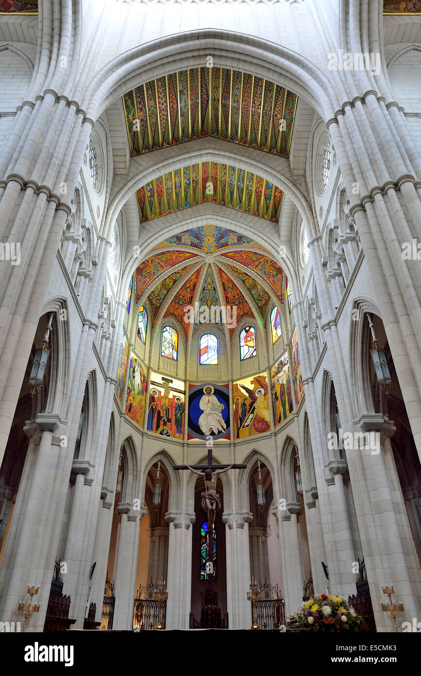 Kruzifix, bemalte Decke der Kuppel, Almudena Kathedrale, Madrid, Spanien Stockfoto