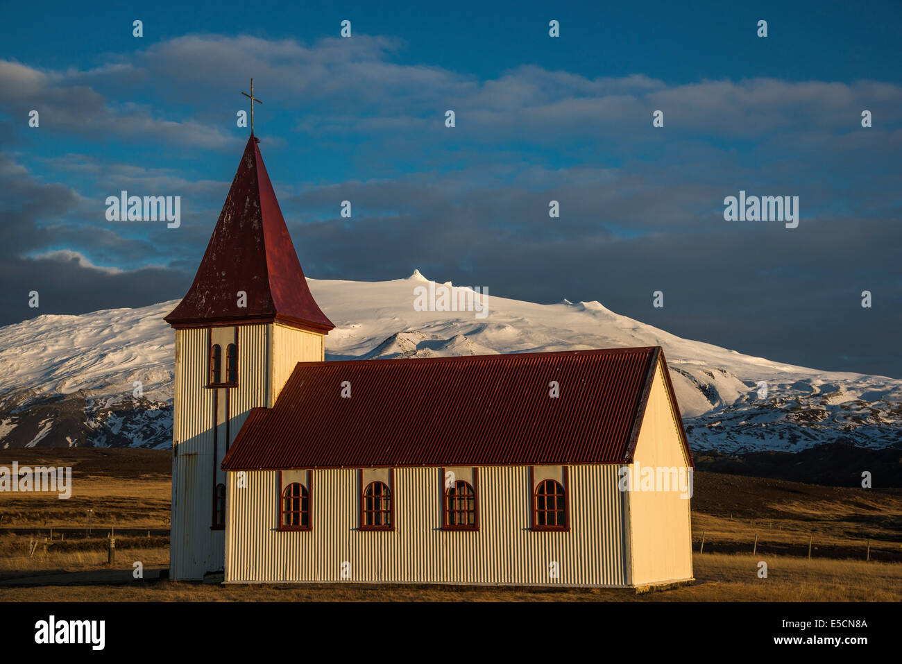 Kirche von Hellnar, Snaeffelsjökull Ath hinten Snaefellsness, Vesturland, Island Stockfoto