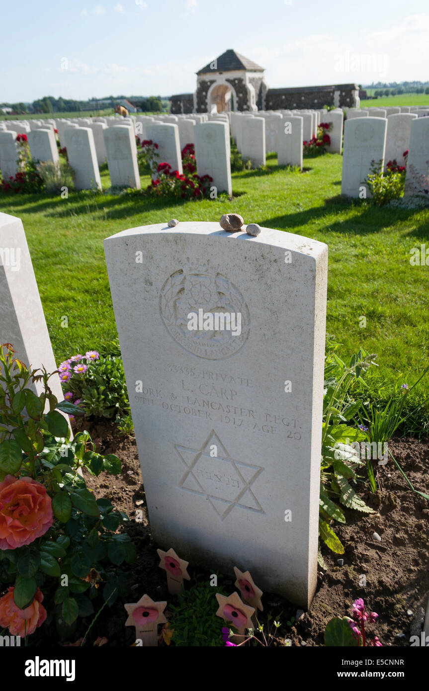 Grab des jüdischen Soldaten am Tyne Cot Friedhof für die Toten des ersten Weltkrieges, Zonnebeke, Belgien Stockfoto