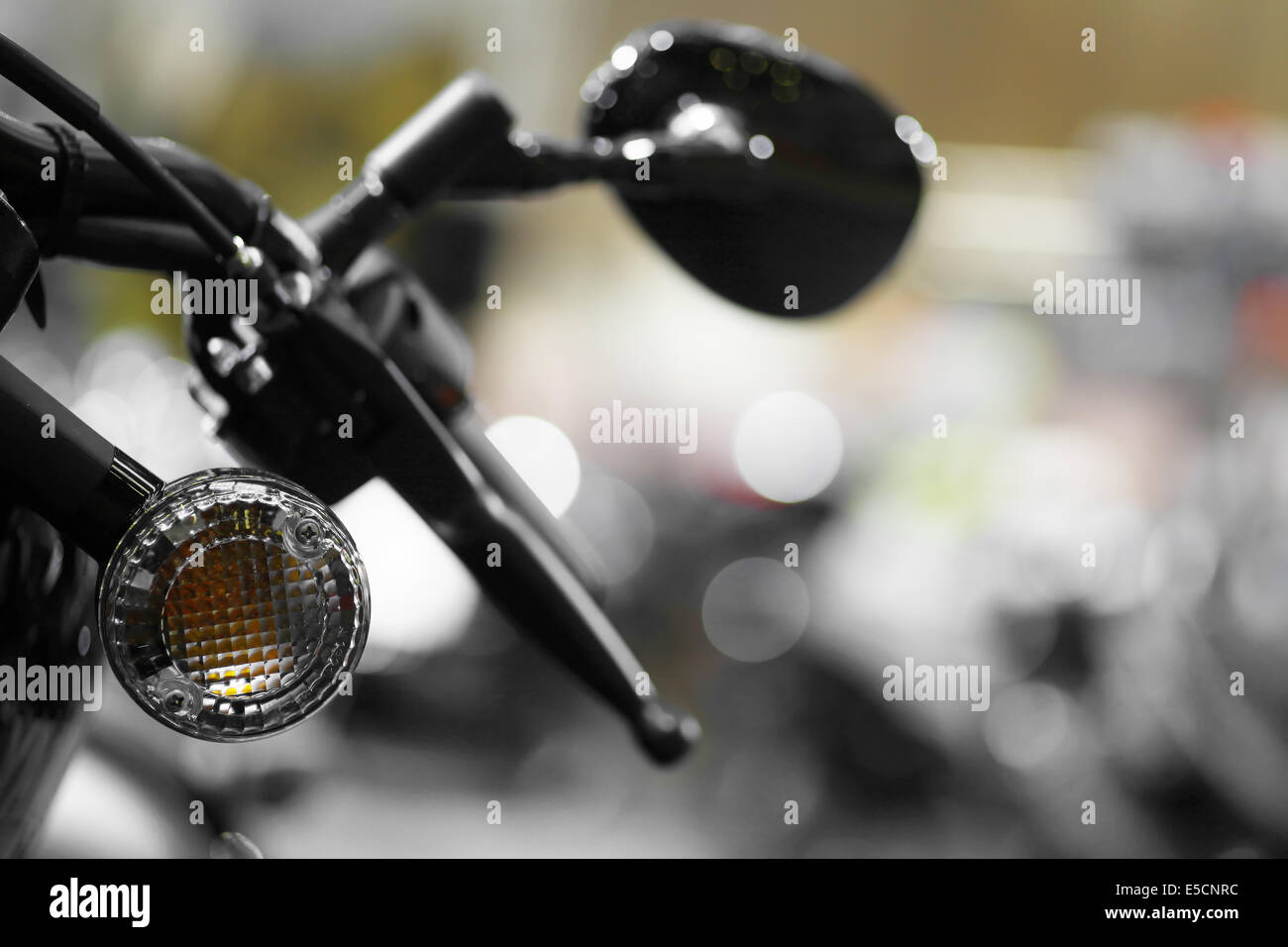 Detail mit dem Hebel und Blinker eines Motorrades. Stockfoto