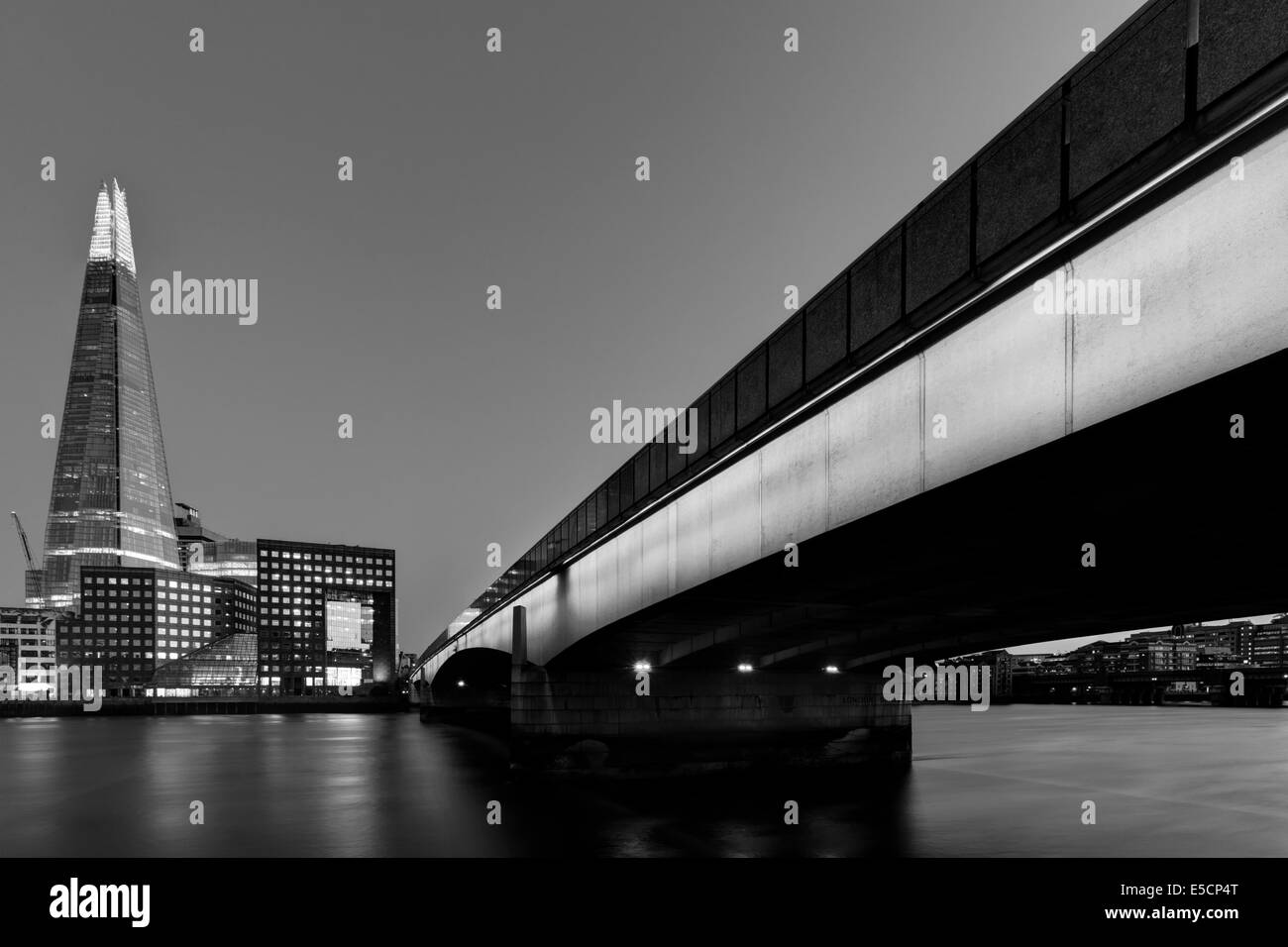 London Bridge und der Shard, London, England Stockfoto
