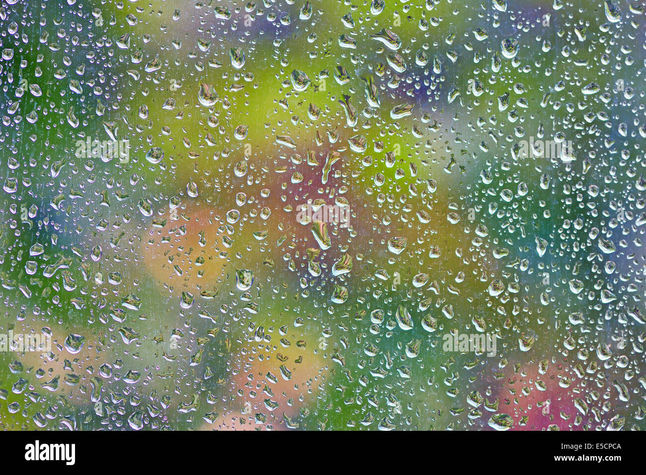 Regentropfen auf einem Fenster. Abstraktion Stockfoto