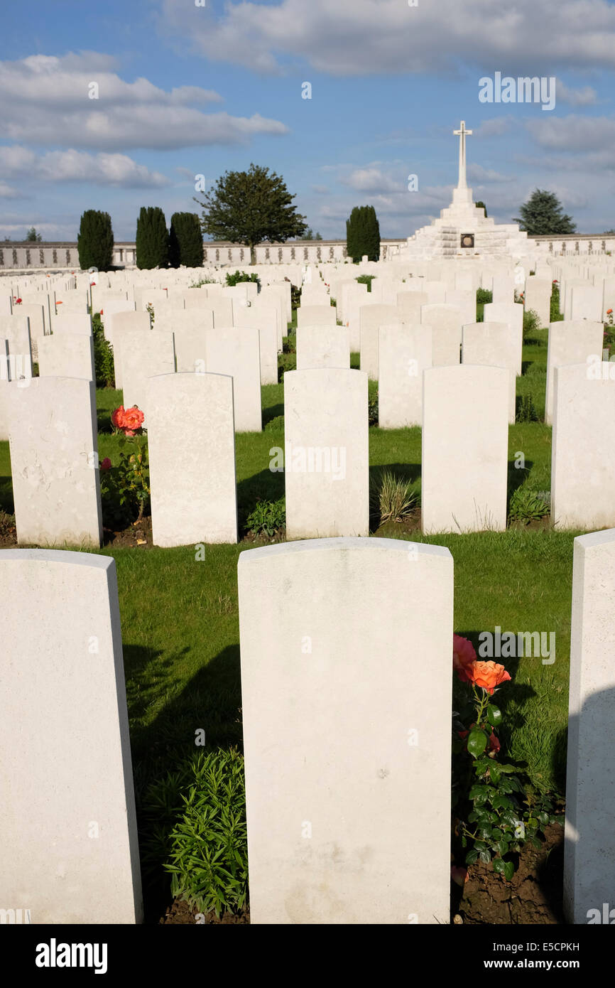Kreuz des Opfers am Tyne Cot Commonwealth Kriegsfriedhof Gräber für die Toten des ersten Weltkrieges, Zonnebeke, Belgien Stockfoto